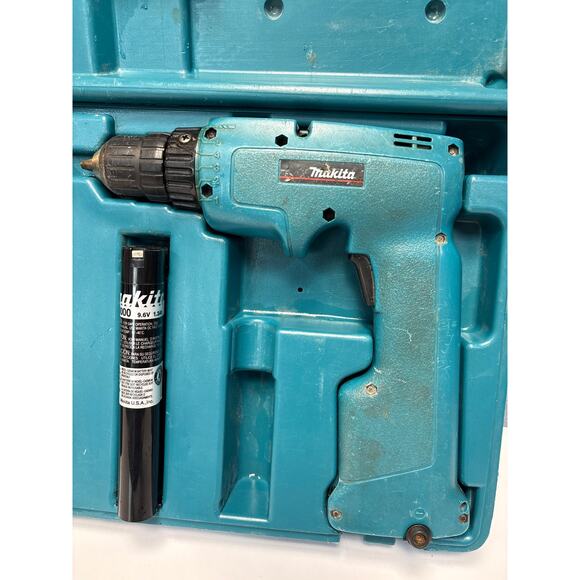Makita 6011D 12V 3/8" Drive Cordless Drill Charger & Carrying Case. - Picture 4 of 5
